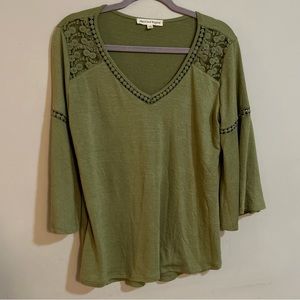 Above and Beyond Women’s Green Blouse Bell 3/4 Sleeve Size Medium